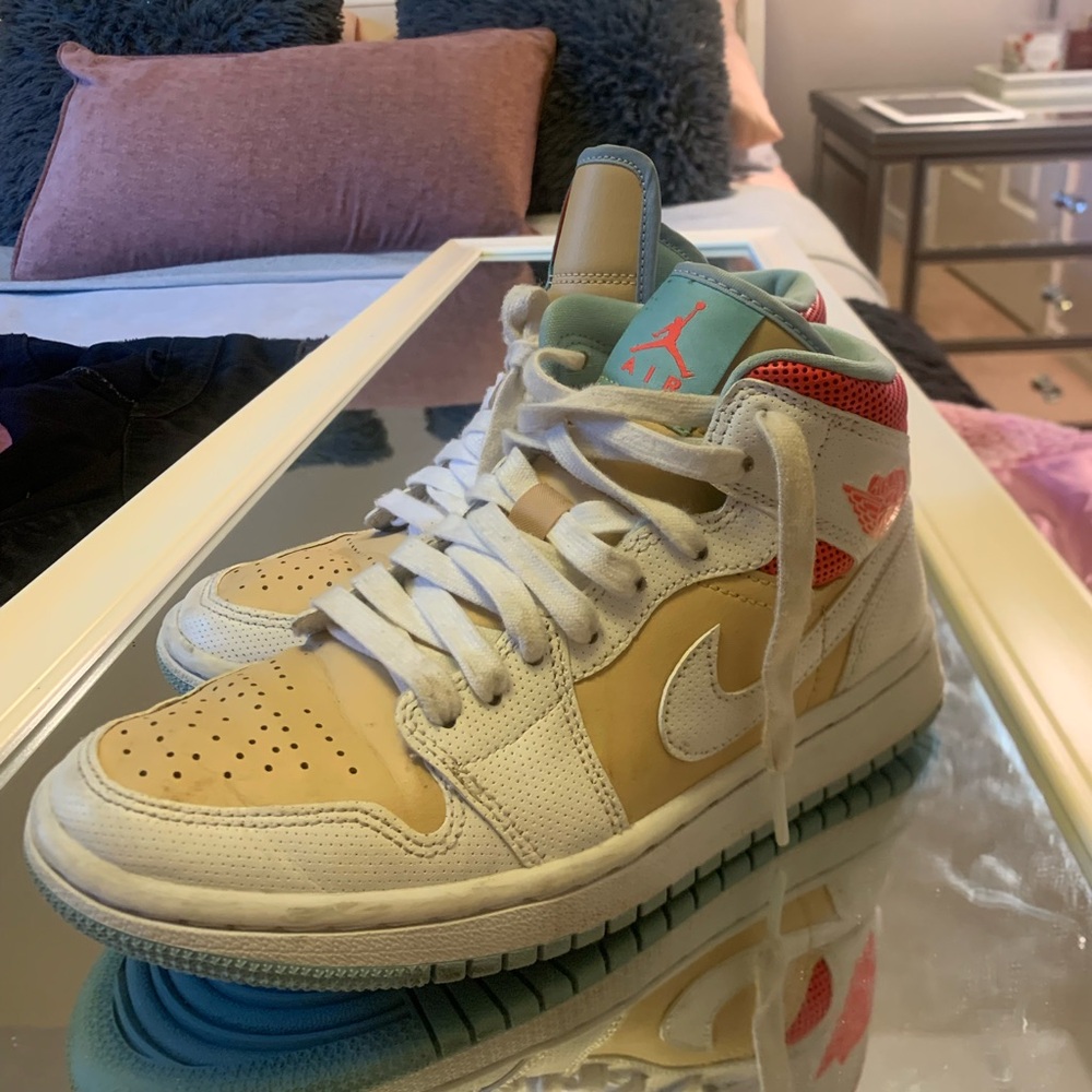 Wmns Air Jordan 1 Mid "Sesame"
